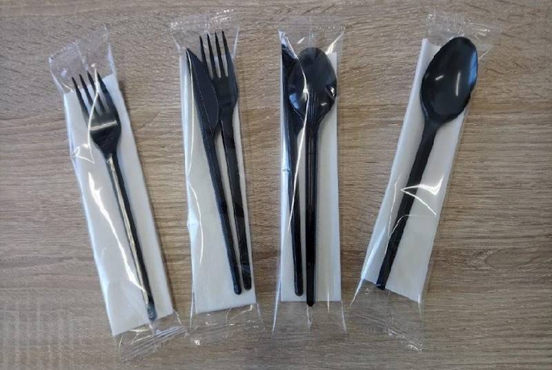 Sztućce jednorazowe zestawy czarne pakowane osobno Łyżka+serwetka superior 200 sztuk