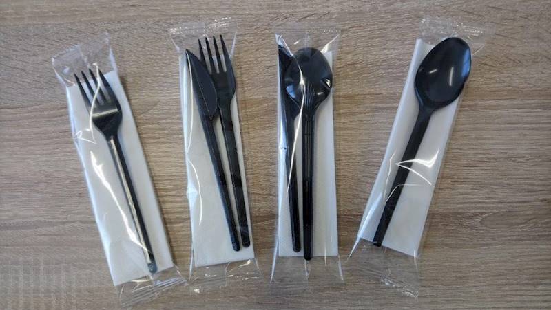 Sztućce jednorazowe pakowane osobno w folię zestaw widelec nóż z serwetką (cena brutto za 250 sztuk)