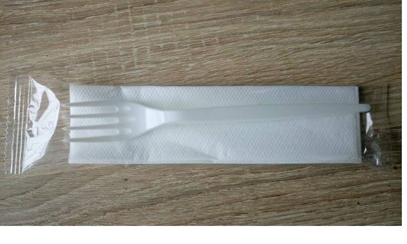 Sztućce jednorazowe pakowane osobno w folię zestaw łyżka z serwetką (cena brutto za 250 sztuk)