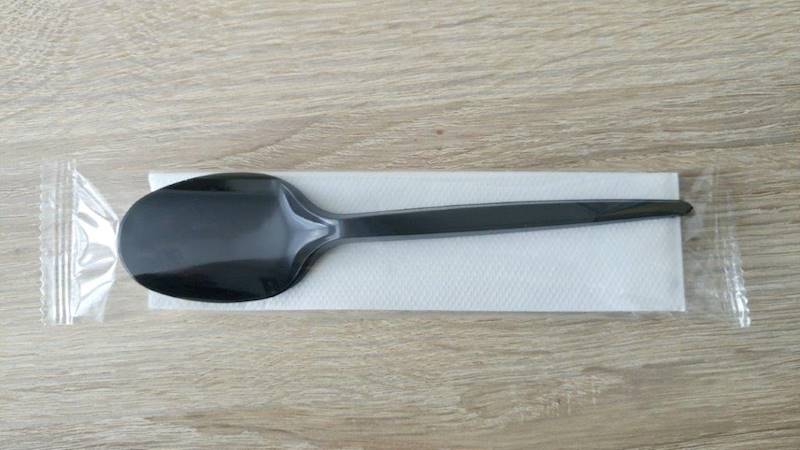 Sztućce jednorazowe pakowane osobno w folię zestaw łyżka z serwetką (cena brutto za 250 sztuk)