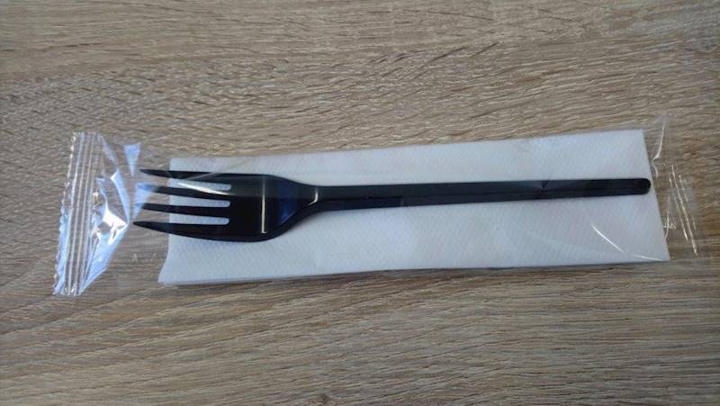 Sztućce jednorazowe zestawy czarne pakowane osobno Widelec+serwetka superior 200 sztuk