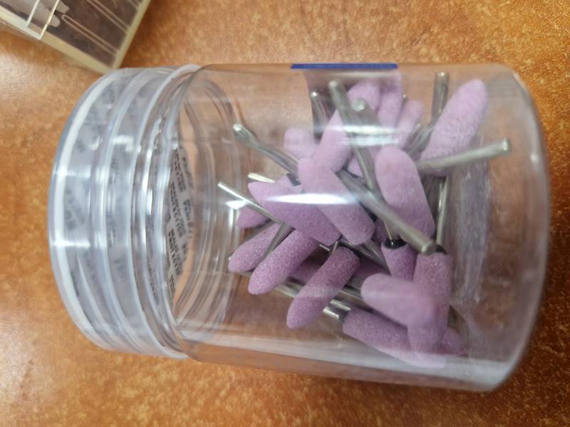 kamień montowany rózówy stożek 