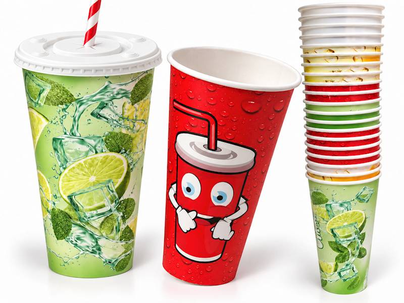 Papierowy kubek KRAM FRESH MIX 500 ml z białym wieczkiem 90 mm i słomką, obok otwarty kubek i stos kubków