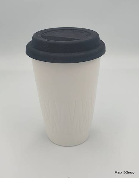 Kubek ceramiczny bialy z silikonowa pokrywka B62155/White ceramic mug with silicone lid