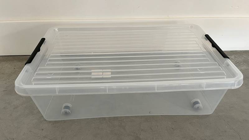 Pojemnik plastikowy z pokrywka 29 l 58x39x16 cm na kolkach z czarnym zamknieciem 2.GAT / Plastic container with lid 29 l 58x39x16 cm on wheels with black closure 2.GAT