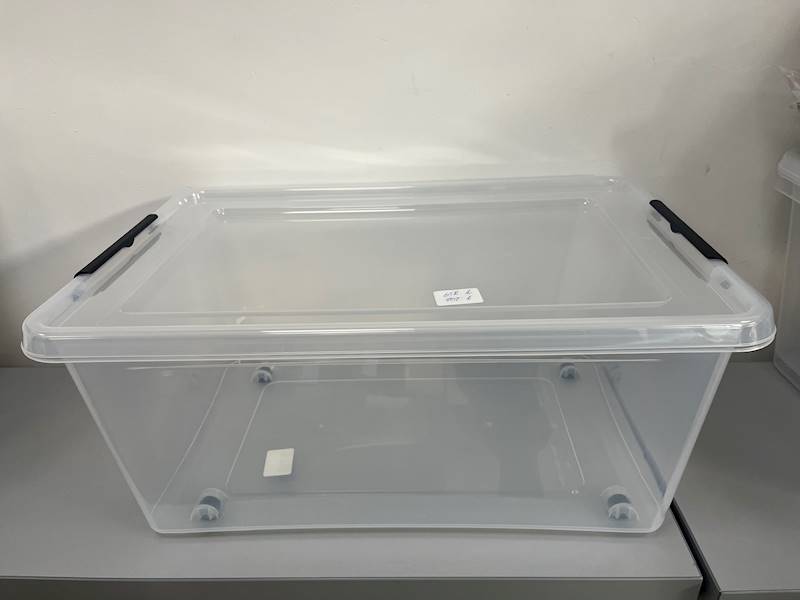 Pojemnik plastikowy na kolkach z pokrywka przezroczysta 40 L z czarnym zamknieciem 58x39x25 cm 2.GAT / Plastic container on wheels with transparent lid, 40 L, with black closure