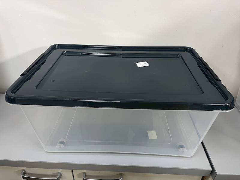 Pojemnik plastikowy na kolkach z pokrywka czarna 40 L z czarnym zamknieceim 58x39x25 cm 2.GAT / Plastic container on wheels with black lid, 40 L, with black closure