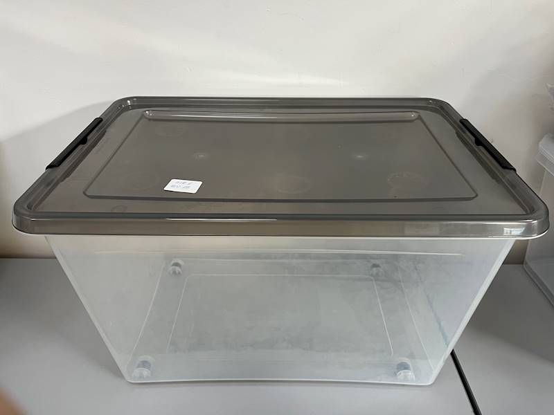 Pojemnik plastikowy z pokrywka jasno czarna na kolkach 60 L z zamknieciem czarnym 58x39x35 cm 2.GAT / Plastic container with a light black lid on wheels, 60 L, with a black closure
