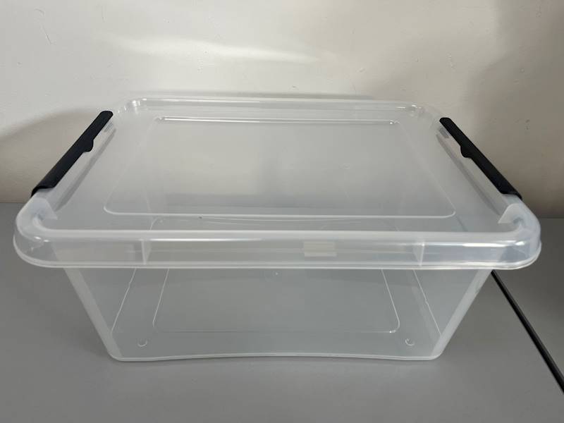 Pojemnik plastikowy 12,5 L z pokrywka przezroczysta z czarnym zamknieciem 39x29x16,5 cm 2.GAT / 12.5 L plastic container with a transparent lid and black closure