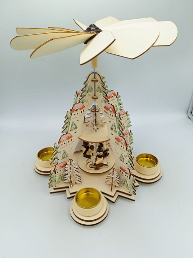 Chlopiec z drewniana piramida TT13816 / Boy with wooden pyramid