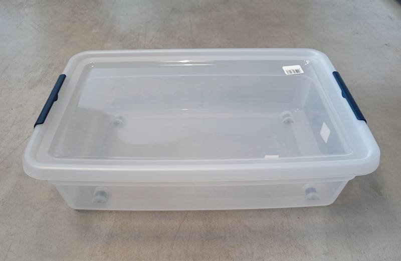 Pojemnik plastikowy z pok. przez. z zam. granatowym na kolkach 25 L 58x39x16 cm 2.GAT / Plastic container
