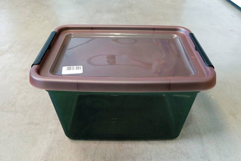 Pojemnik plastikowy zielony z pok. jasno czerwona 15 L z zam. ciemno zielonym 28x38x22 cm 2.GAT / Plastic container