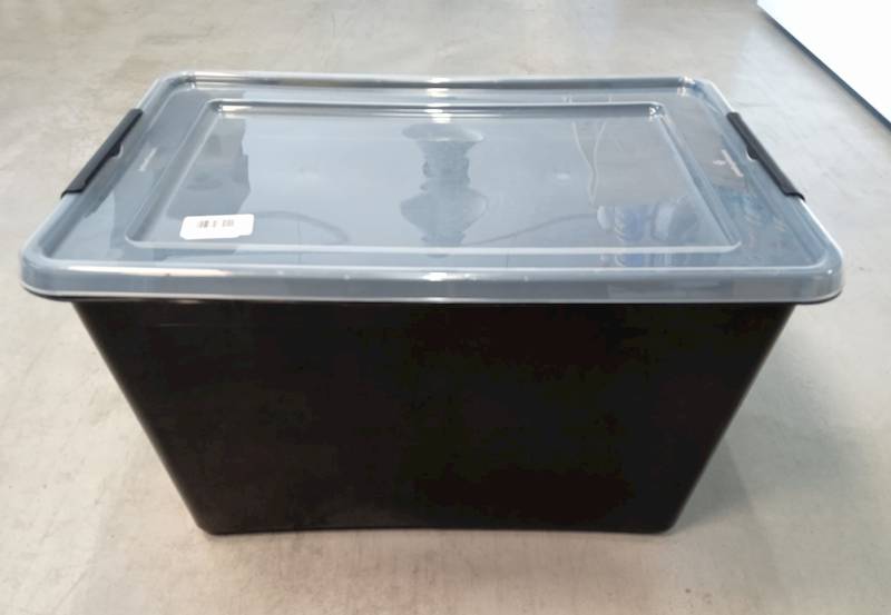 Pojemnik plastikowy czarny z pok. przez. na kolkach 60 L z zam. czarnym 58x39x35 cm 2.GAT / Plastic container 