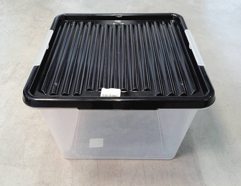 Pojemnik plastikowy z pok. czarna z zam. przez. 25 L 39x39x26 cm 2.GAT / Plastic container