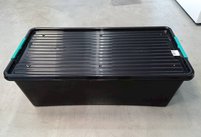 Pojemnik plastikowy czarny z pok. jasno czarna na kolkach z zam zielonym 55 L 76x39x25 cm 2.GAT / Plastic container 