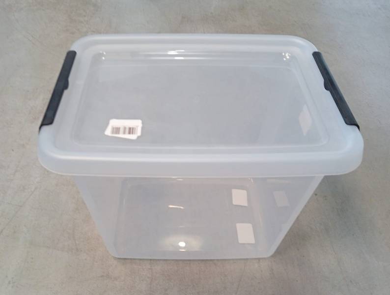 Pojemnik plastikowy z pok. przez. 20 L z zam. mix 28x38x30 cm 2.GAT / Plastic container 