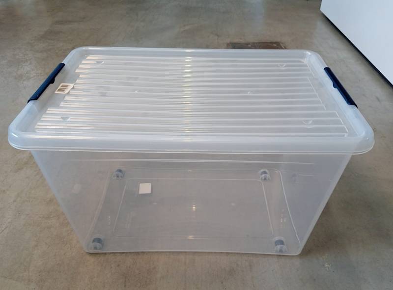 Pojemnik plastikowy z pok. przez. 60 L z zam. granatowym na kolkach 58x39x35 cm 2.GAT / Plastic container