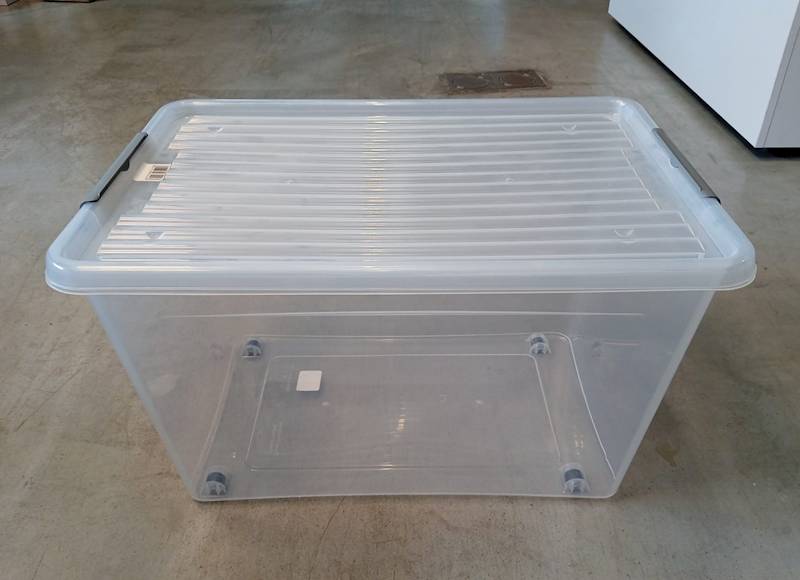 Pojemnik plastikowy z pok. przez. 60 L z zam. szarym na kolkach 58x39x35 cm 2.GAT / Plastic container