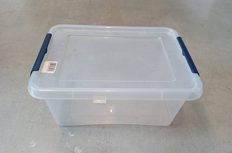 Pojemnik plastikowy z pok. przez. z zam. granatowym 12,5 L 30x40x16,5 cm 2.GAT / Plastic container