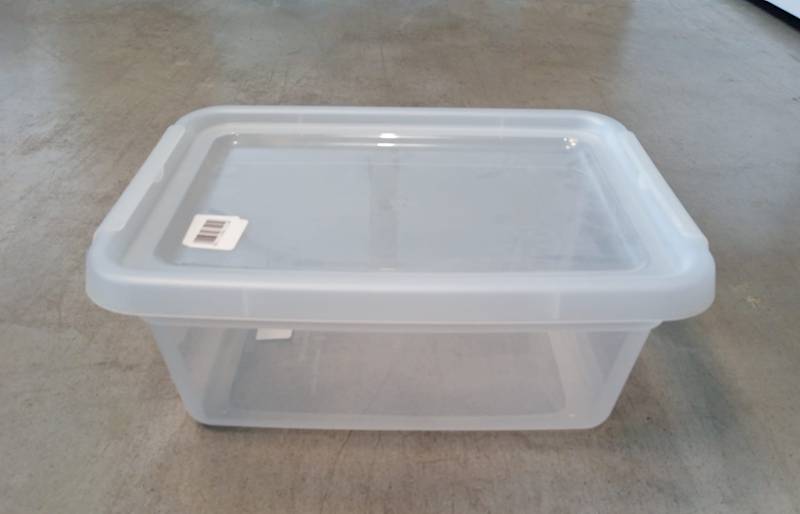 Pojemnik plastikowy z pok. przez. z zam. przez. 10 L 28x38x15,5 cm 2.GAT / Plastic container