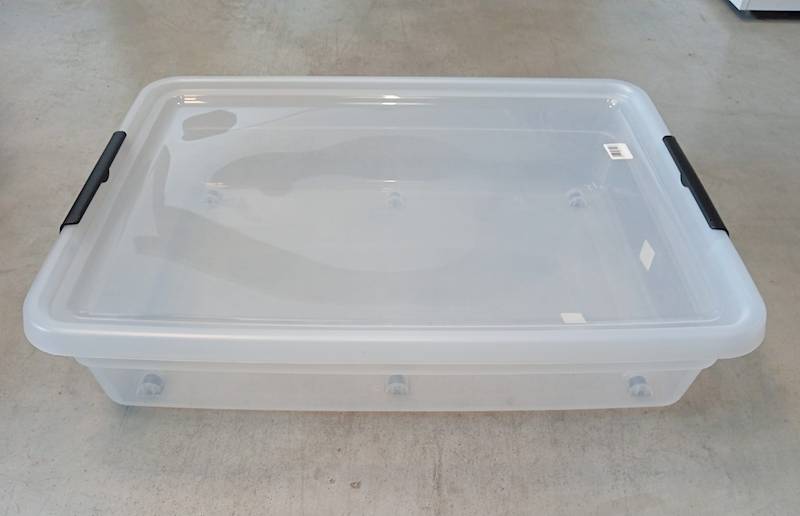 Pojemnik plastikowy z pok. przez. z zam. czarnym na kolkach 60 L 79x59x18 cm 2.GAT / Plastic container