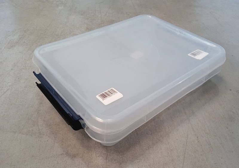 Pojemnik plastikowy z pok. przez. z zam. czarnym + granatowym mix-zam. 6 L 39x29x7,5 cm 2.GAT / Plastic container
