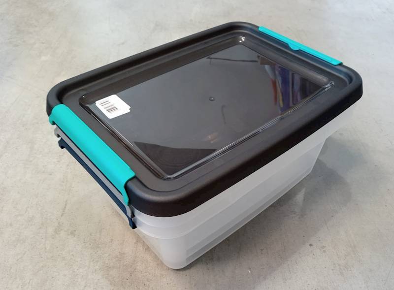 Pojemnik plastikowy z pok. przez. + jasno czarna z zam. mix 11 L 38x28x15,5 cm 2.GAT / Plastic container