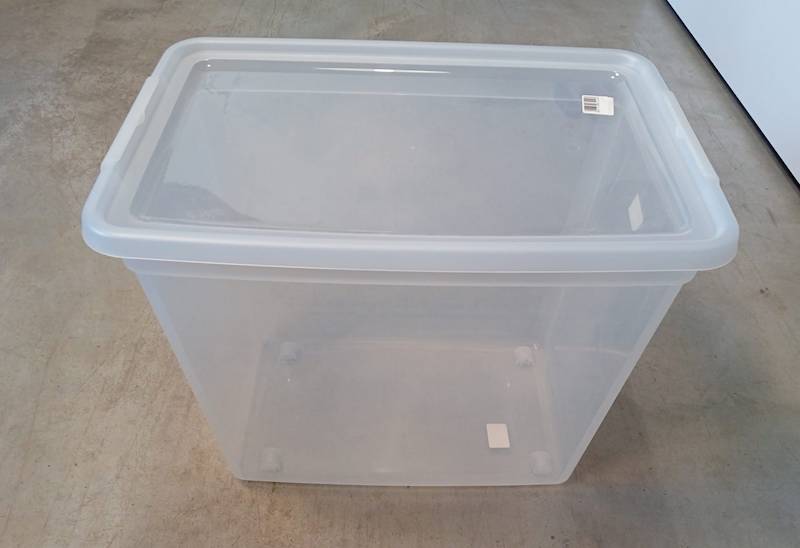 Pojemnik plastikowy z pok. przez. z zam. przez. na kolkach 80 L 58x39x48 cm 2.GAT / Plastic container