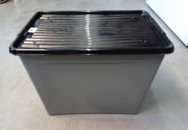Pojemnik plastikowy szary z pok. czarna na kolkach z zam czarnym 80 L 58x39x42 cm 2.GAT / Plastic container