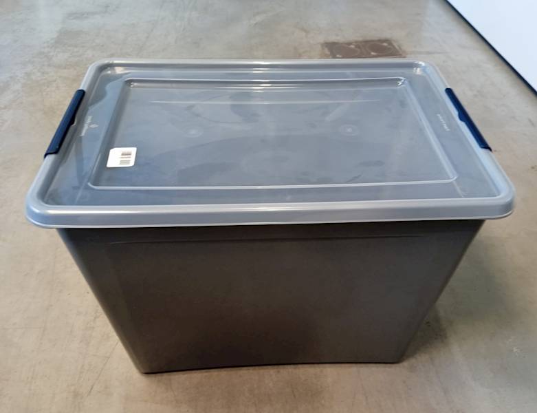 Pojemnik plastikowy szary z pokr. przez. na kolkach z zam. granatowym 80 L 58x39x42 cm 2.GAT / Plastic container
