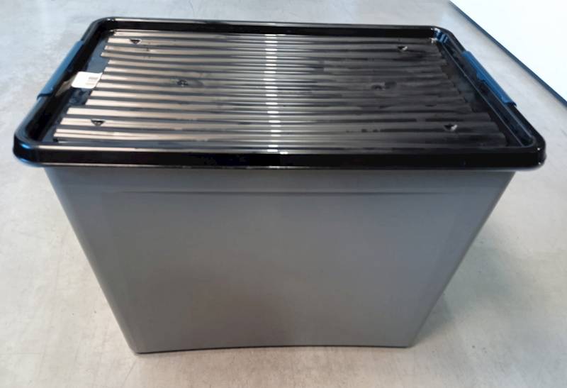 Pojemnik plastikowy szary z pok. czarna na kolkach z zam granat. 80 L 58x39x42 cm 2.GAT / Plastic container