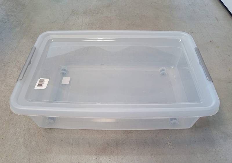 Pojemnik plastikowy z pok. przez. z zam. jasno szarym na kolkach 25 L 58x39x16 cm 2.GAT / Plastic container