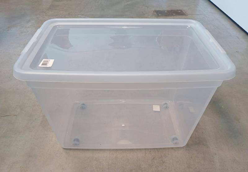 Pojemnik plastikowy z pok. przez. na kolkach z zam. przez. 60 L 58x39x37,5 cm 2.GAT / Plastic container