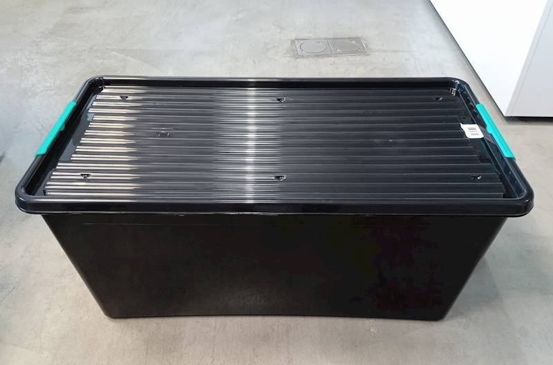 Pojemnik plastikowy czarny z pok. jasno czarna z zam. zielonym na kolkach 75 L 76x39x35 cm 2.GAT / Plastic container
