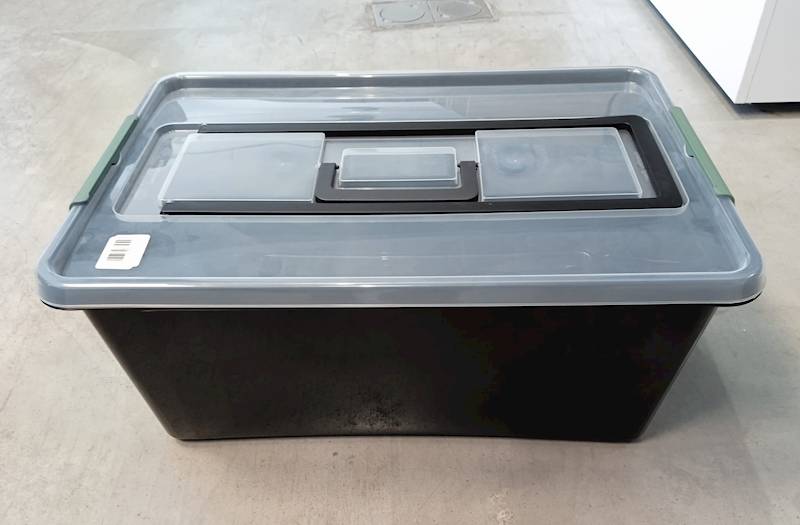 Pojemnik plastikowy czarny z pok. przez. + raczki z zam. mix na kolkach 40 L 38x39x25 cm 2.GAT / Plastic container