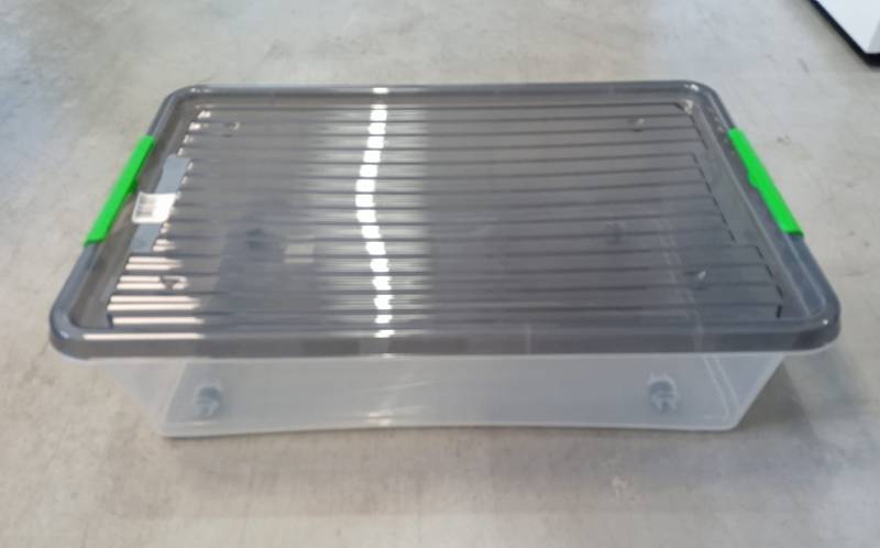 Pojemnik plastikowy z pok. jasno czarna z zam. zielonym na kolkach 29 L 58x39x16 cm 2.GAT / Plastic container