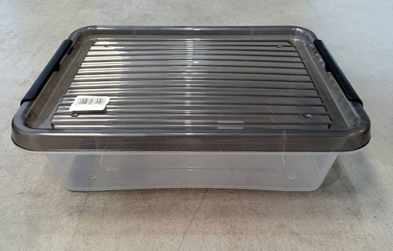 Pojemnik plastikowy z pok. jasno czarna z zam. czarnym 8,5 L 39x29x11 cm 2.GAT / Plastic container