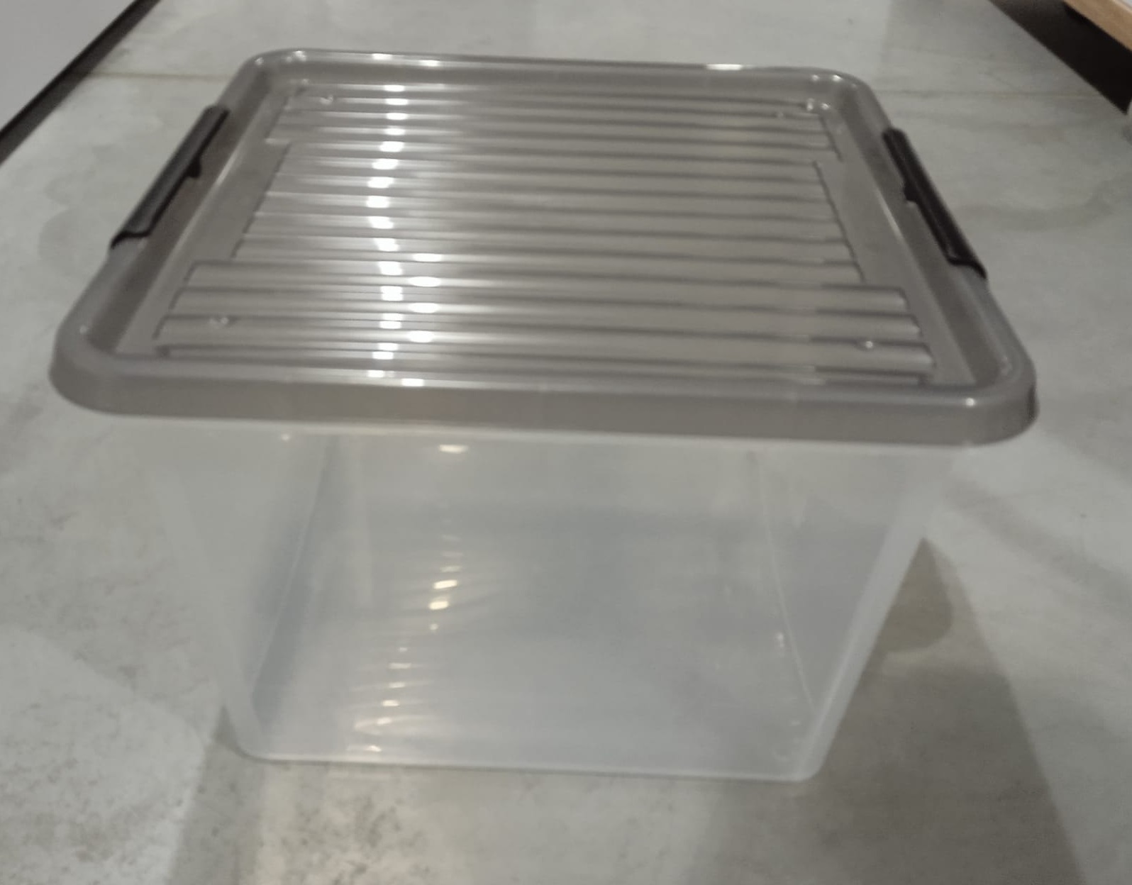 Pojemnik plastikowy 32 l. z pokrywka jasno-czarna z czarnym zamknieciem 39x39x26 cm 2.gat/Plastic container 32L