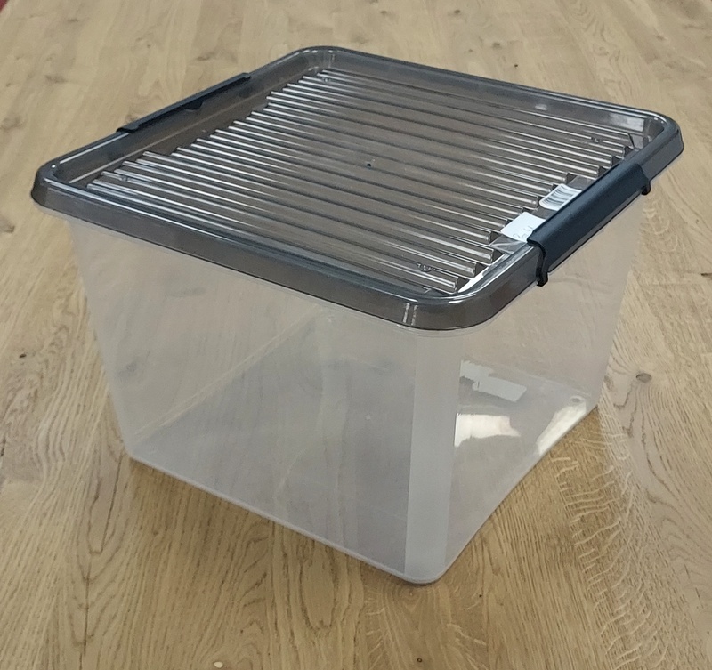 Pojemnik plastikowy 32 l. z pokrywka jasno-czarna z czarnym zamknieciem 39x39x26 cm 2.gat/Plastic container 32L