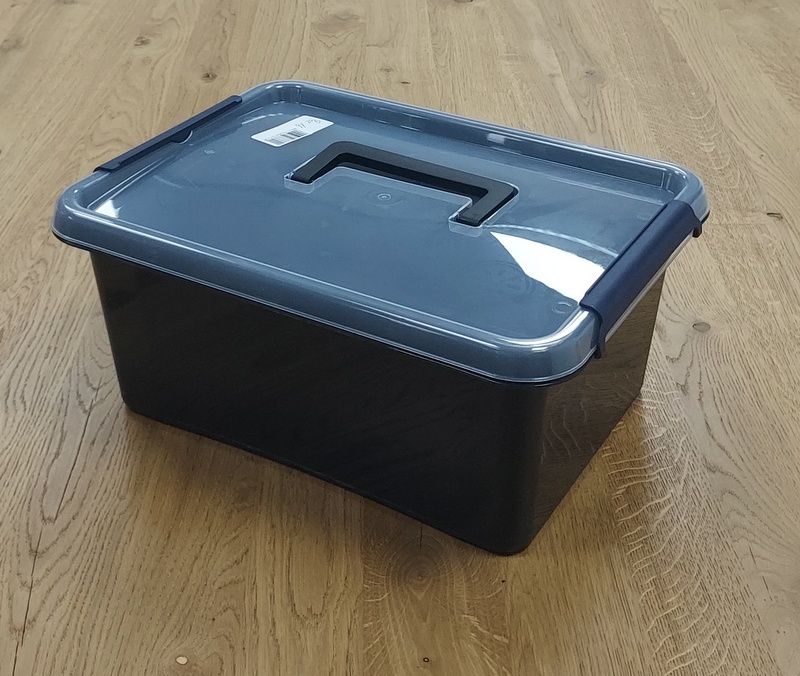 Poj. plas. czarny z pok. przez. +raczka czarna z zam. gran. 12,5 l 39x29x16,5cm 2.GAT / Plastic container 12,5 l