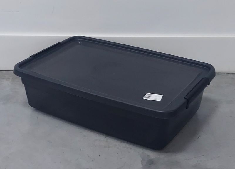 Poj. plas. jas. czar. z pok. jas. czar. na kolkach z zam. czar. 25 l 58x39x16 cm 2.GAT / Plastic container 25 l