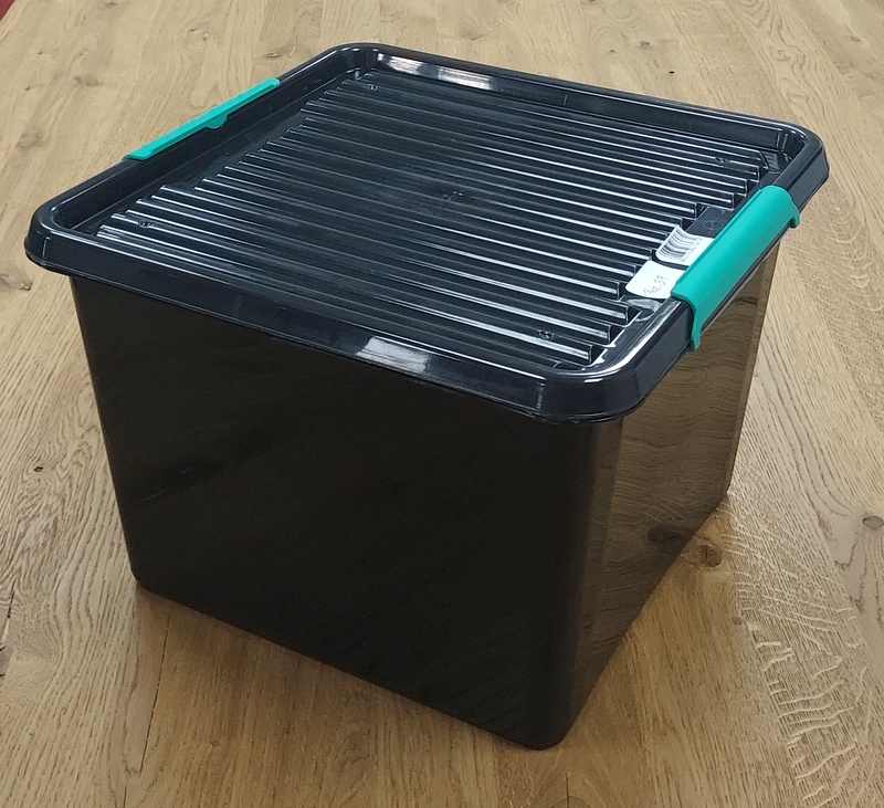 Poj.plas. czarny z pok. jas. czarna z zam. zielonym 32 l 39x39x26 cm. 2.GAT / Plastic container 32 l