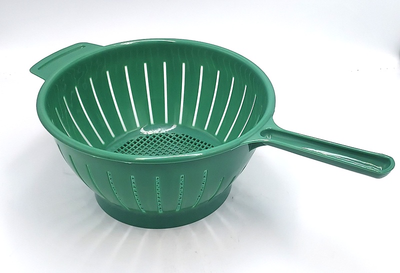 Cedzak z raczka 22 cm. zielony plastikowy / Strainer with handle 22 cm green plastic
