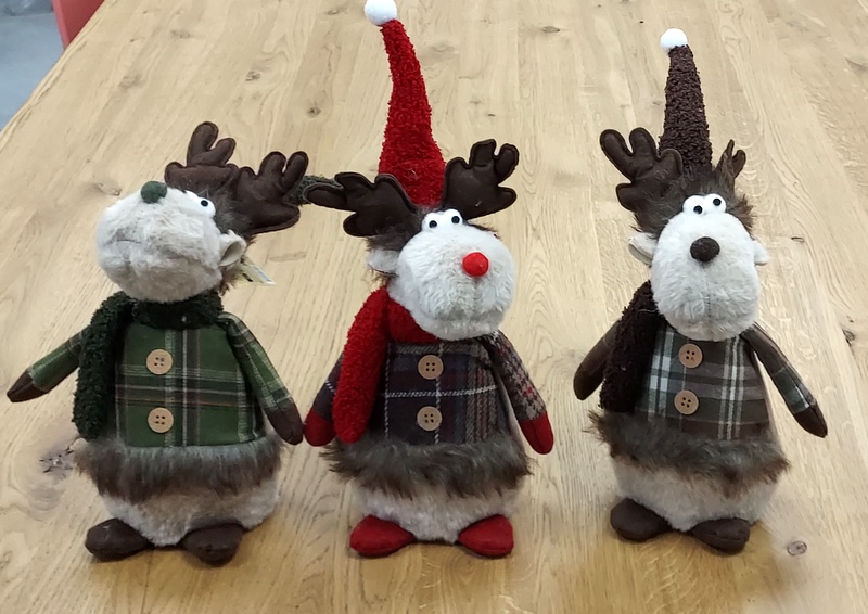 Renifer w czapce figurki mix 3218434 / Reindeer in a hat figurine mix