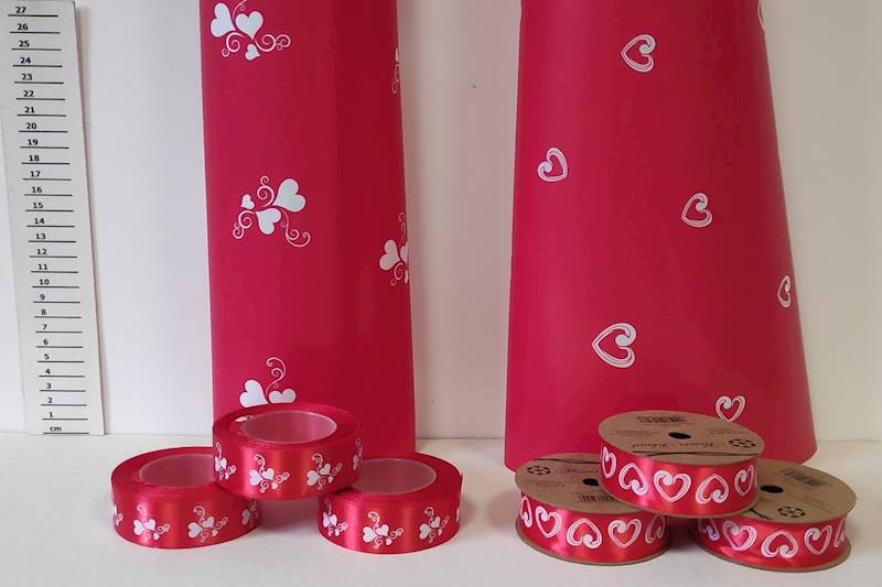 Folia satynowa 50cm x 9y białe serca