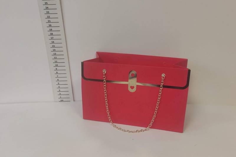 Torebka papierowa pikowana z łańcuszkiem 22x10x13.