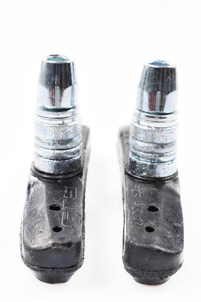 Klocki rowerowe hamulca v-brake z gwintem