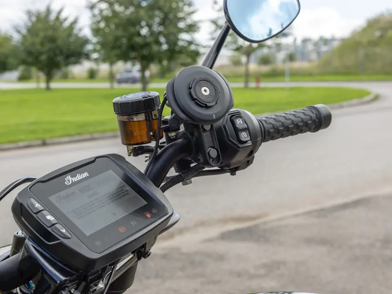 Podstawa montowana w obejmie pompy hamulca/sprzęgł