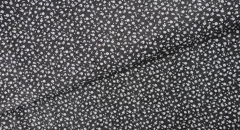 Kwiatuszki białe tło czarne