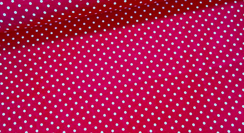 Kropeczki białe na amarantowym tle